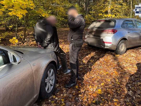 Diler uciekał samochodem, a potem pieszo przez las. Zatrzymali go po kilkusetmetrowym pościgu