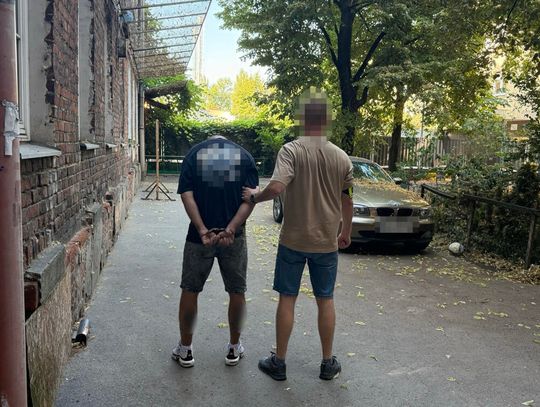 Diler ukrywał narkotyki w skrytkach na podwórku. Policjanci zaskoczyli go, gdy chował towar