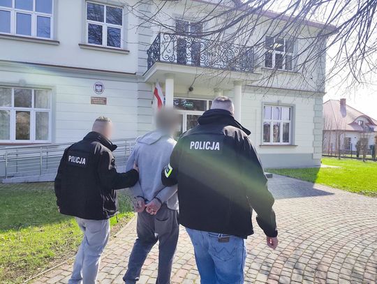 Diler ukrywał towar w specjalnej skrytce w podłodze. Policjanci znaleźli dwa kilogramy narkotyków Diler ukrywał towar w specjalnej skrytce w podłodze. Policjanci znaleźli dwa kilogramy narkotyków