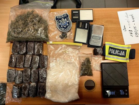 Diler wsiadł do BMW klienta, żeby dobić targu. Po chwili do akcji wkroczyli policjanci