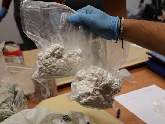 Diler "wypłynął" w sprawie narkotykowej. Miał 1,6 kilograma narkotyków i krzewy konopi