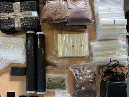 Diler wysyłał towar przez paczkomaty. W mieszkaniu 37-latka znaleźli blisko kilogram narkotyków