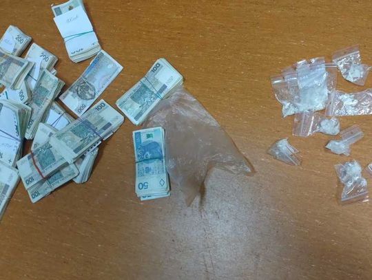 Diler zatrzymany w trakcie transportu towaru. Miał 3 kg amfetaminy i ponad 200 tysięcy w gotówce