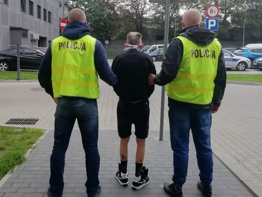 Diler złapany z heroiną udawał ćpuna, żeby zmylić policjantów. Prawda wyszła na jaw, gdy przetrzepali mu chatę