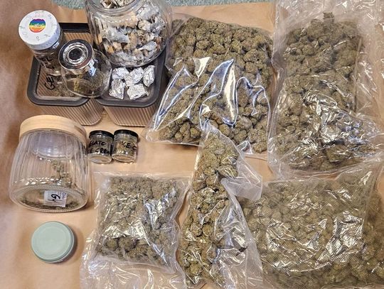 Dilera zgubił mocny zapach narkotyków. Marihuanę czuć było na całej klatce schodowej kamienicy