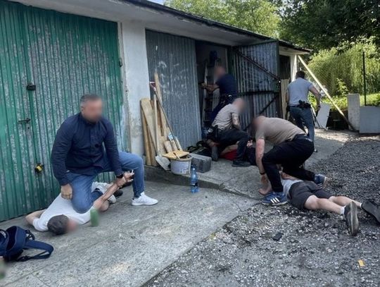 Dilerzy magazynowali i sprzedawali narkotyki w garażu. Policjanci zatrzymali handlarzy i klientów
