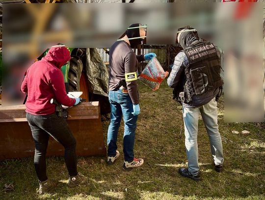 Dilerzy nie chcieli otworzyć, więc strażnicy weszli z drzwiami. W mieszkaniu ponad 2 kg narkotyków