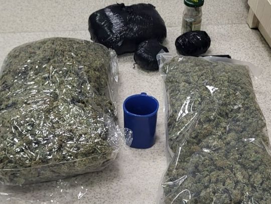 Dilerzy zatrzymani na osiedlowym parkingu. Nie mieli pojęcia, że są pod obserwacją kryminalnych