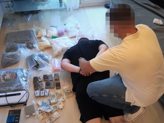Dilerzy zatrzymani z 27 kg narkotyków. Jeden co chwilę zmieniał miejscówki z całą rodziną, drugi trzymał towar w boksie magazynowym