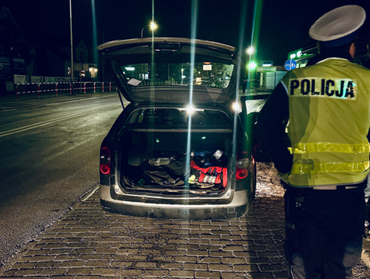 Dla kumpla zabrakło miejsca w aucie, więc wskoczył do bagażnika. 18-letni kierowca stracił prawo jazdy