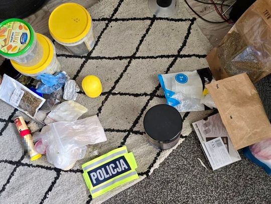 Długo nie otwierał, a potem zaprzeczał, że ma narkotyki. Policja znalazła prawie kilogram