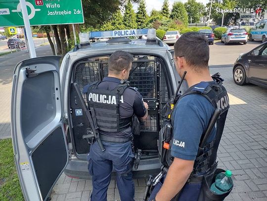 Do restauracji wszedł zakrwawiony mężczyzna. Uciekł przed partnerką, która zaatakowała go nożem