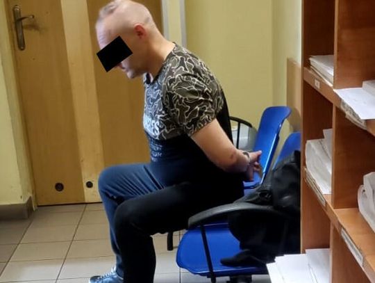 Dobijał się do mieszkania kobiety z dzieckiem, uciekł, gdy usłyszał, że wzywa policję. Znaleźli przy nim narkotyki