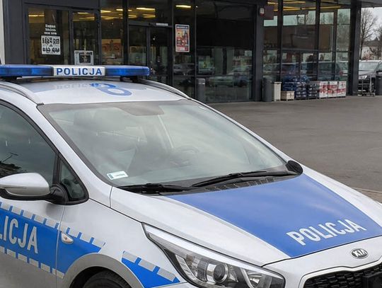 Dobrał się do palety z piwem przed marketem. Potem uderzył ochroniarza i policjantkę
