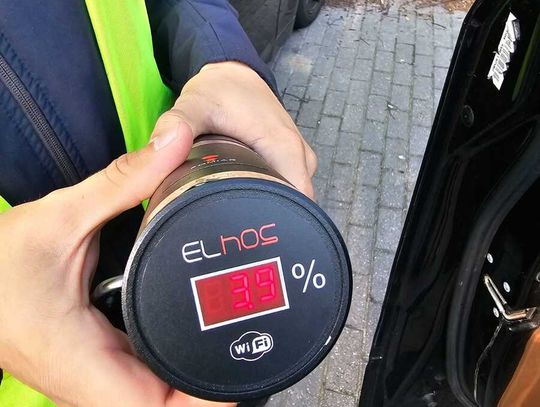 Dodge z szybami przepuszczającymi zaledwie 3,9 proc. światła. Kierowca ukarany mandatem