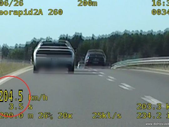 Dodgem po drodze ekspresowej ponad 200 na godzinę. Kierowca zatrzymany i ukarany