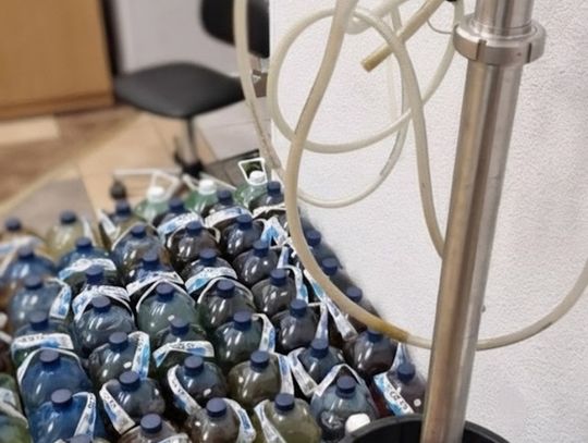 Domowa fabryka alkoholu i narkotyki. Policja zabezpieczyła 360 litrów bimbru