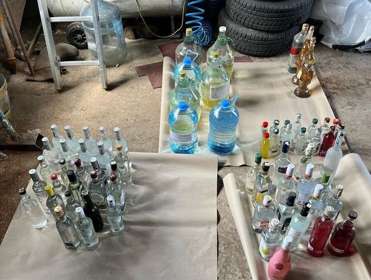 Domowa gorzelnia pod Tarnobrzegiem rozbita. 66-latek pędził alkohol w stodole