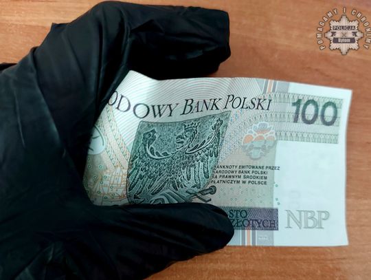 Dostał 1100 złotych mandatu i 16 punktów. Wrzucił do radiowozu stówkę i myślał, że załatwił sprawę