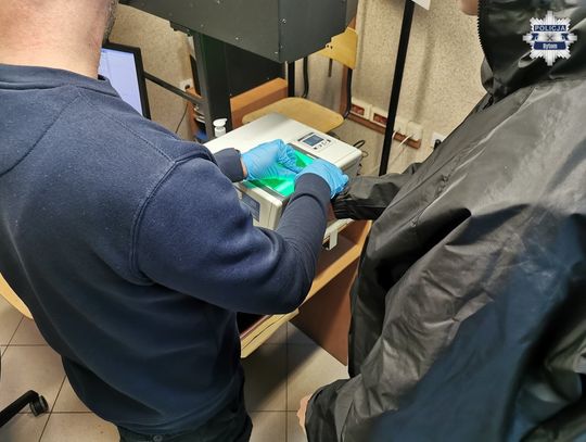 Dostał cios w twarz, a potem zabrali mu czapkę. Policja zatrzymała dwóch 18-latków. Grozi im po 15 lat