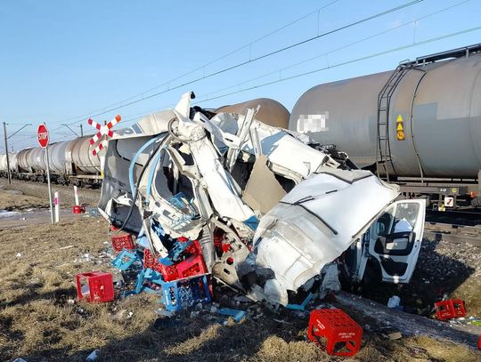 Dostawczak rozerwany na strzępy po zderzeniu z lokomotywą. Młody kierowca miał ogromne szczęście