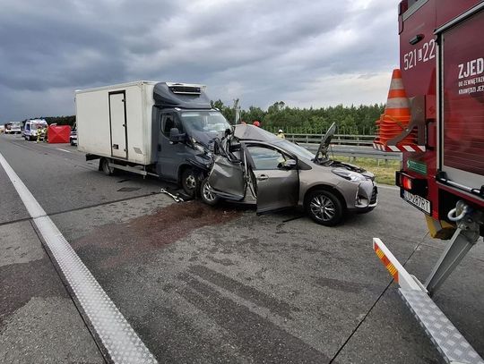 Dostawczak uderzył w auto stojące na drodze ekspresowej. W wypadku zginął 92-letni mężczyzna
