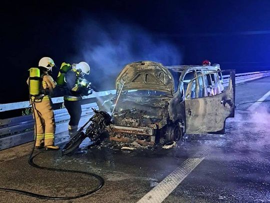 Dostawczak uderzył w motorower na autostradzie. Po zderzeniu oba pojazdy spłonęły