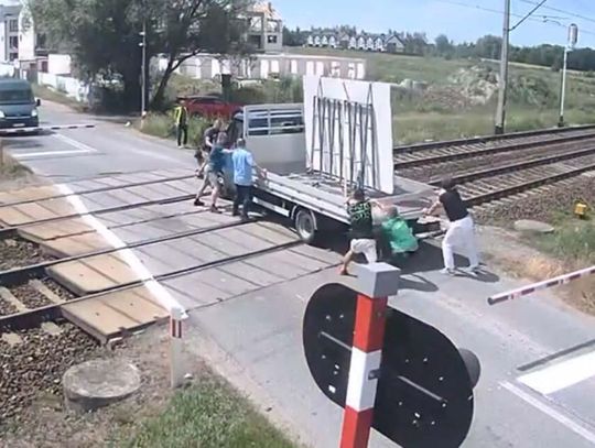 Dostawczak utknął na torach. Inni kierowcy próbowali pomóc, ale po chwili uderzył pociąg