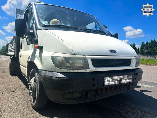 Dostawczak wzbudził podejrzenia policjantów. Kierowca był pijany i miał zakazy