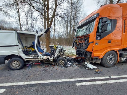 Dostawczak zjechał na czołówkę z ciężarówką. Kierowca i pasażerka zginęli na miejscu