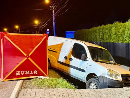 Dostawczak zjechał z drogi i wbił się w betonowy przepust. Kierowca zginął na miejscu