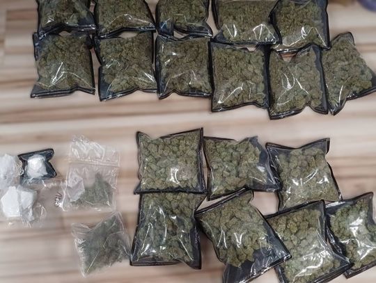 Dostawczy opel i mieszkania pełne narkotyków. Dwóch mężczyzn zatrzymanych za handel