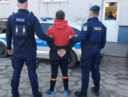 Dowiedział się, że policja była w jego mieszkaniu i znalazła „towar”. Zaczął się ukrywać Dowiedział się, że policja była w jego mieszkaniu i znalazła „towar”. Zaczął się ukrywać