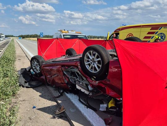 Dramat na autostradzie. Osobówka dachowała po zderzeniu z ciężarówką, zginęła kobieta