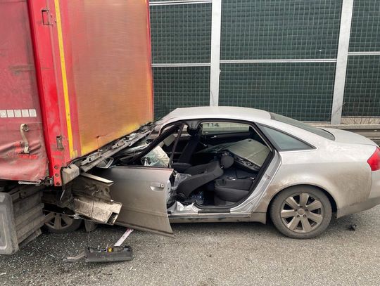 Dramat na DK1 w Warszowicach. Audi wbiło się w ciężarówkę, ciężko ranna została 25-latka