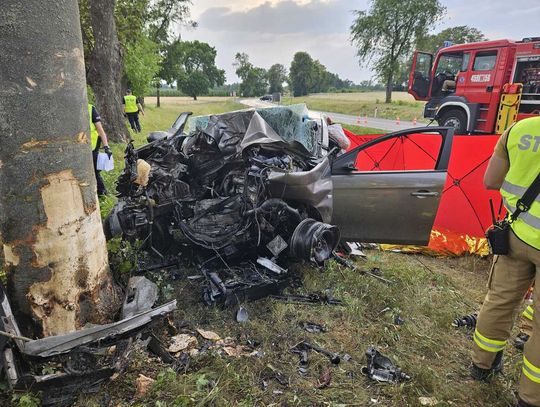 Dramat na drodze wojewódzkiej. Fiat wypadł z trasy i uderzył w drzewo, kierująca zginęła na miejscu