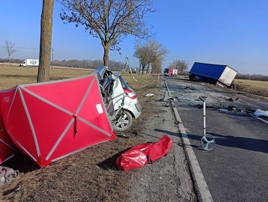 Dramat na trasie krajowej. Ciężarówka zmiażdżyła osobówkę, jedna osoba nie żyje