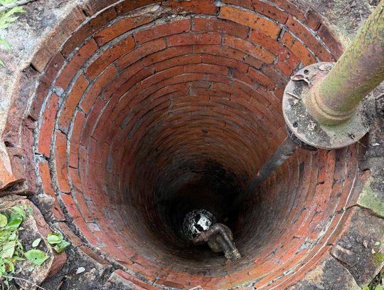 Dramatyczna akcja ratunkowa w Smolnicy. Mężczyzna wpadł do 10-metrowej studni