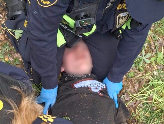 Dramatyczne sceny w Warszawie. Mężczyzna po narkotykach wił się w krzakach i uderzał głową o ziemię Dramatyczne sceny w Warszawie. Mężczyzna po narkotykach wił się w krzakach i uderzał głową o ziemię