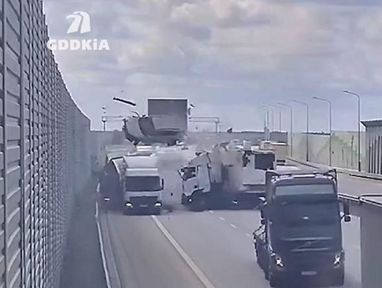 Dramatycznie wyglądające zderzenie ciężarówek na autostradzie. GDDKiA opublikowała nagranie