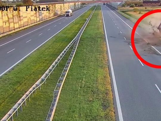 Dramatyczny wypadek na autostradzie A1. Bus przebił barierę, przeleciał nad nią i wylądował w rowie