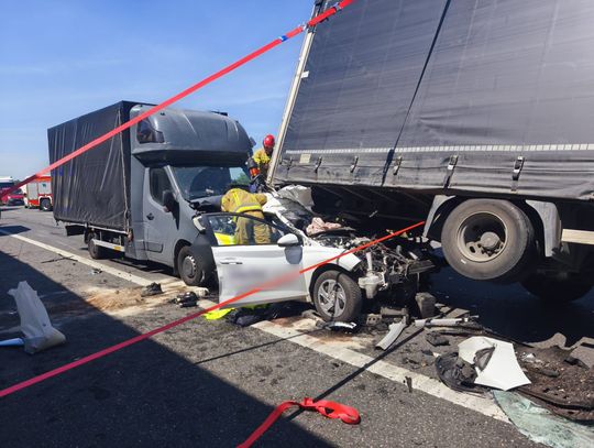 Dramatyczny wypadek na autostradzie A1. Kierowca dostawczaka wepchnął auto pod zestaw ciężarowy