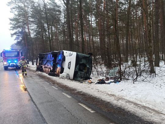 Dramatyczny wypadek na DK62. Autobus z pasażerami wpadł do rowu, 18 osób rannych
