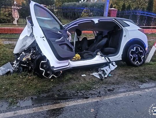Dramatyczny wypadek z udziałem trzech osobówek. Policjanci pierwsi ruszyli na ratunek