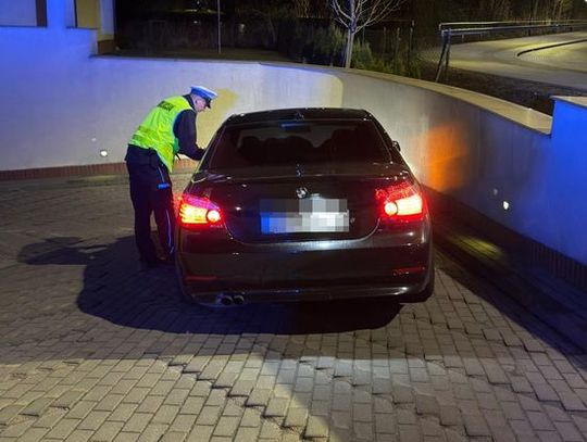 Driftował BMW na oczach policjantów. Stracił prawo jazdy i zapłacił 1500 zł Driftował BMW na oczach policjantów. Stracił prawo jazdy i zapłacił 1500 zł