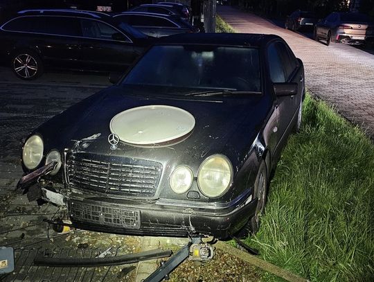 Driftował przed ośrodkiem wczasowym. Pijany 19-latek rozbił mercedesa na ogrodzeniu