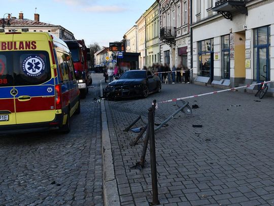 Dritujące BMW wylądowało na chodniku przy przystanku. 22-letniemu kierowcy grozi więzienie za narażanie 14 osób