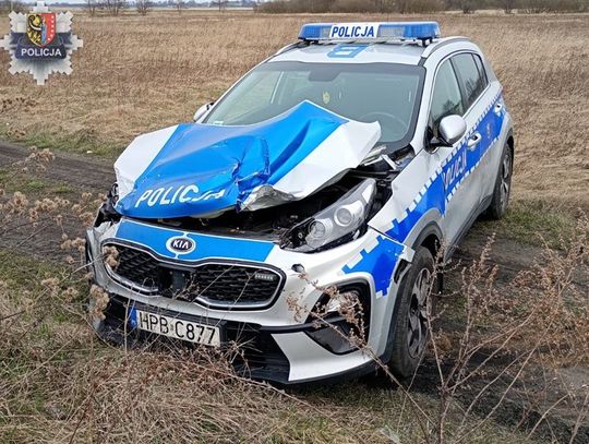 Drogowa furia 68-latka na traktorze. Staranował radiowóz i uciekał przez pola