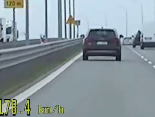 Drogowy recydywista jechał 200 na godzinę i mrugał światłami, żeby zwalniali mu pas