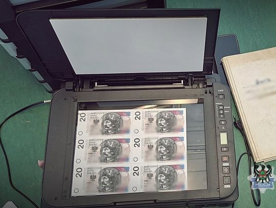 Drukował w domu banknoty, jego koledzy puszczali je w obieg. Policjanci zatrzymali pięciu mężczyzn